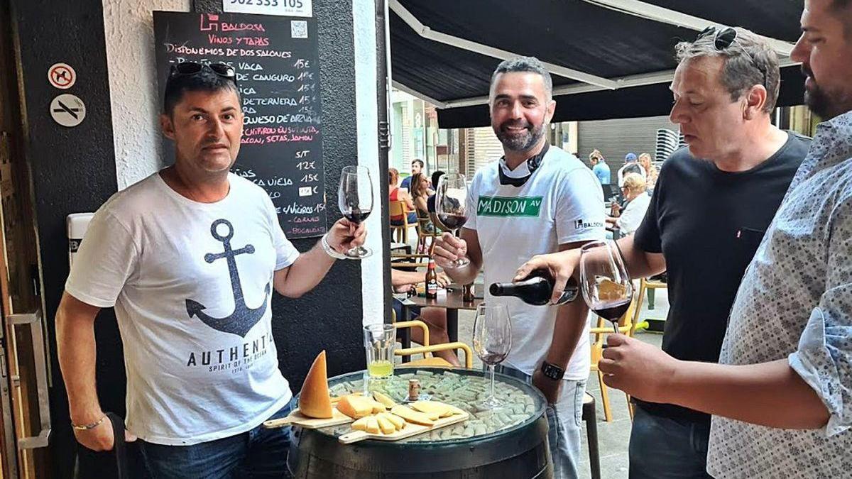 Eduardo Abad, Manuel Gómez, Pablo Bandín y Juanjo García, durante la cata del San Simón da Costa.