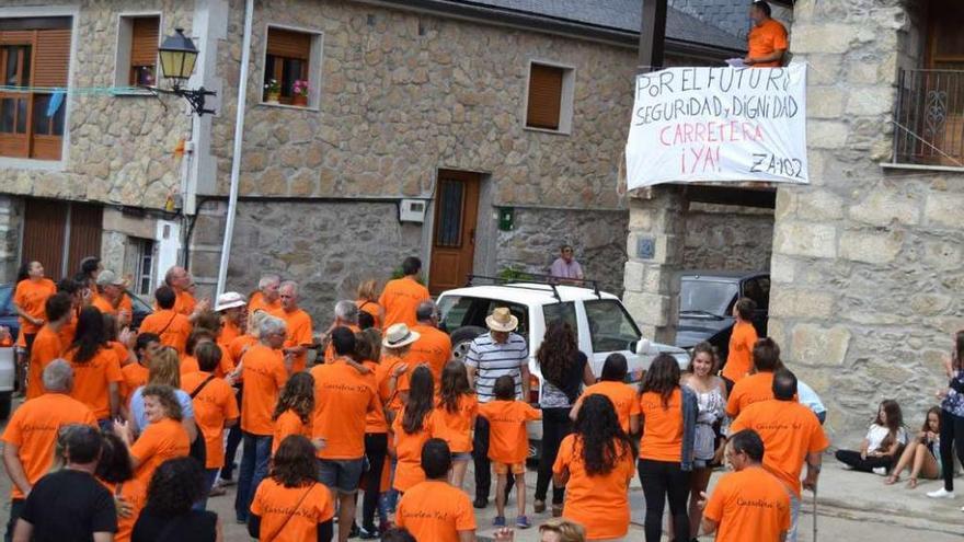 Asistentes a una de las concentraciones sobre la mejora de la carretera organizada en Porto.