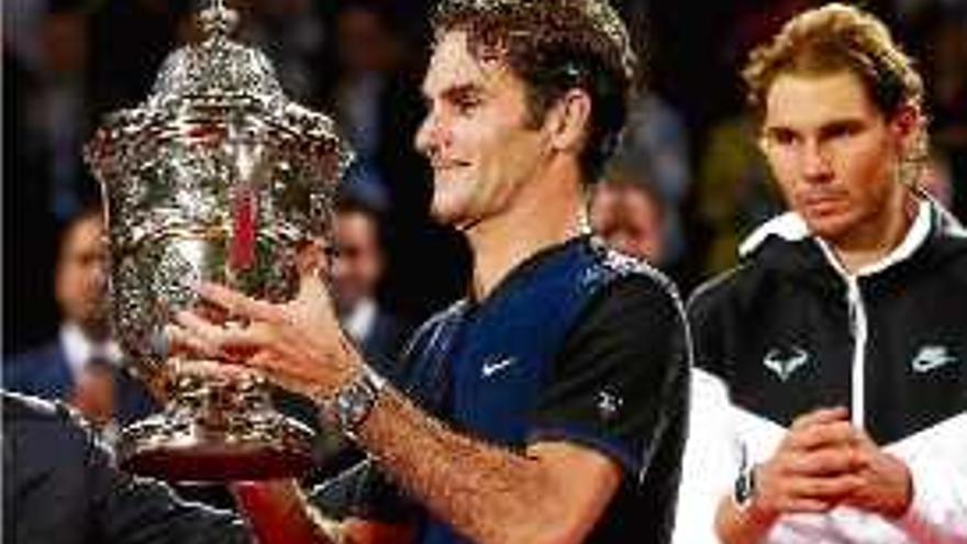 Roger Federer, amb el trofeu que va guanyar a la seva ciutat natal.