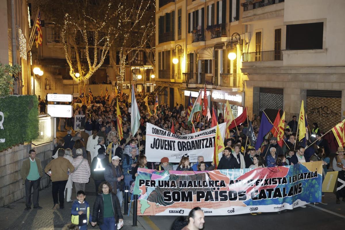 Más de un millar de personas marchan por el centro de Palma para reivindicar una Mallorca antifascista y en catalán