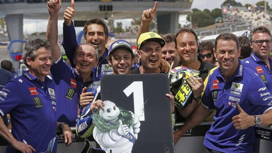 Rossi celebra con los miembros del equipo la &quot;pole&quot; conseguida ayer en Jerez. // Efe