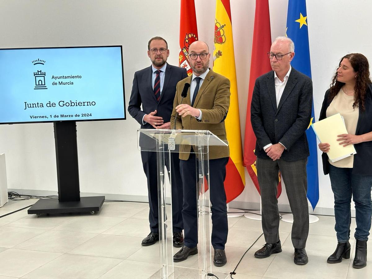 El concejal de Movilidad, José Francisco Muñoz, y el edil de Desarrollo Urbano, José Guillén, este viernes en rueda de prensa.