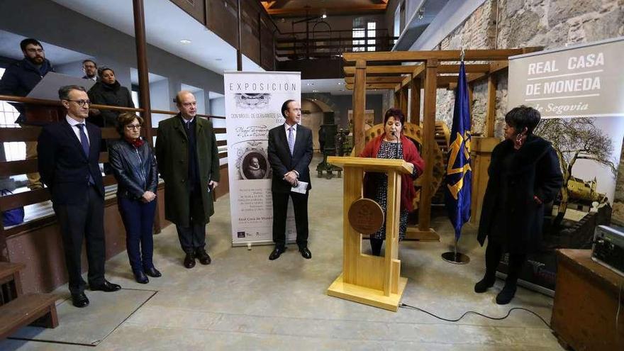 La alcaldesa de Segovia, Clara Luquero, inaugura la exposición, junto con el presidente de la Fábrica Nacional de Moneda y Timbre, Jaime Sánchez