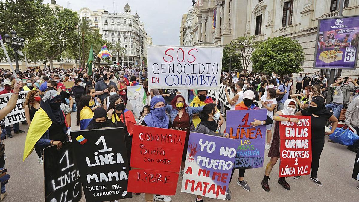 Miles de personas toman València y exigen el fin de la ley Mordaza -  Levante-EMV