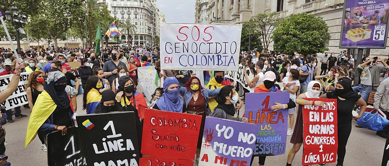 Llegada de una columna antirracista a la plaza del Ayuntamiento de València.