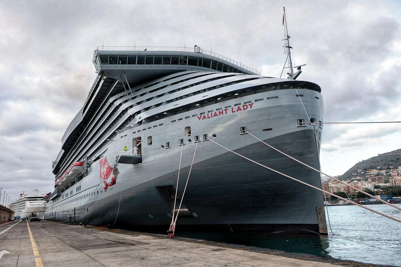 Llegada al Puerto de Santa Cruz de Tenerife del crucero 'Valiant Lady'