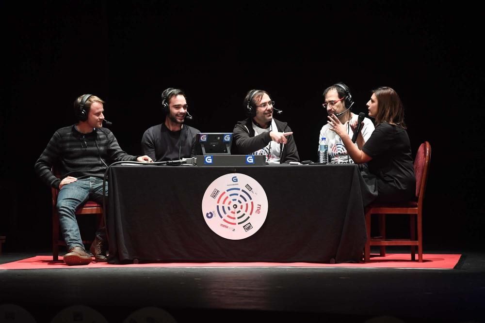 La cuarta edición del programa de radio en directo que organizan profesionales de siete emisoras de la ciudad recauda fondos para la Asociación Gallega de Ludópatas Rehabilitados, Agalure.