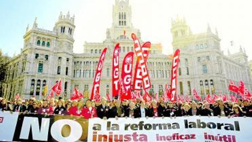 madrid. En la foto superior, miles de personas en la Puerta del Sol. Sobre estas líneas, la cabeza de la manifestación en la plaza de la Cibeles. | efe