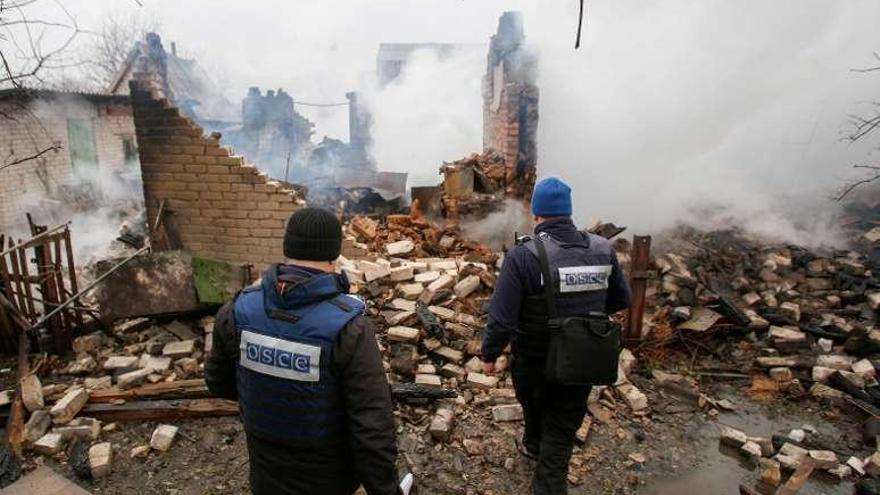 Observadores de la OSCE durante una inspección.