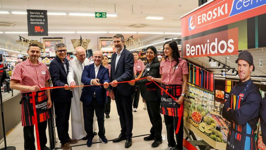 El supermercado está en la avenida Rosalía de Castro. |  I. Abella