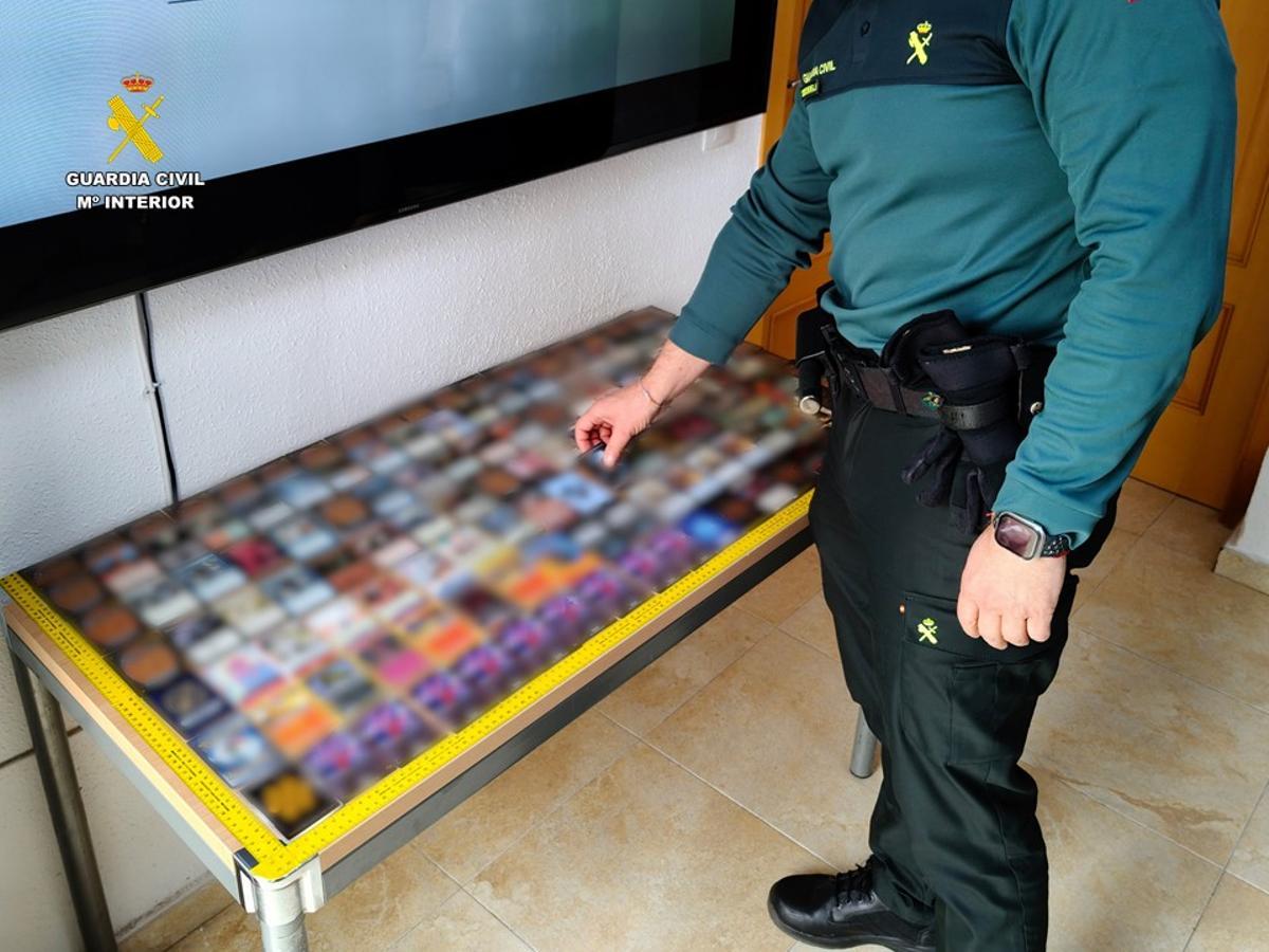 Un cartero junto a las cartas de juegos de coleccionistas que han sido recuperadas.