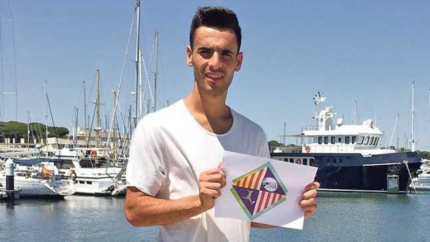 Eloy Rojas con el escudo del Palma Futsal en el Puerto de Santa María.