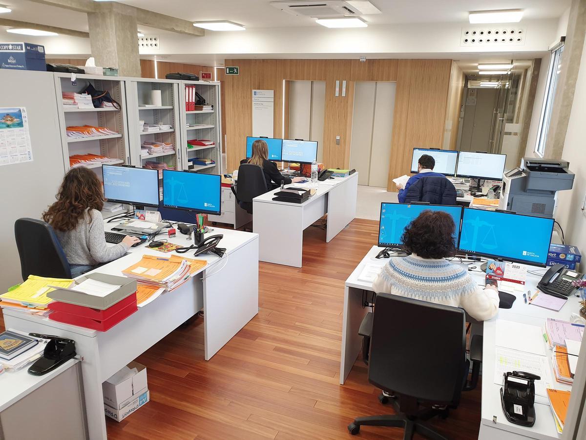 Funcionarios en una de las oficinas de la Ciudad de la Justicia, que está viviendo una sucesión de reformas legales, entre ellas la de la mediación previa.