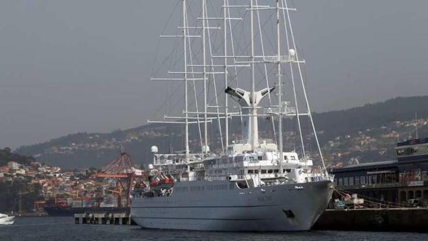 El crucero &quot;Wind Surf&quot;, atracado ayer en el puerto de Vigo. // Marcos Canosa