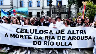 Una multitudinaria protesta contra la instalación de la fábrica de Altri rodea la Xunta en Santiago