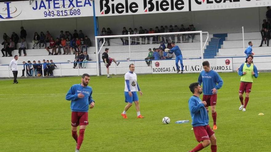 Nacho Méndez, a la izquierda, durante el calentamiento en Garmendipeko.