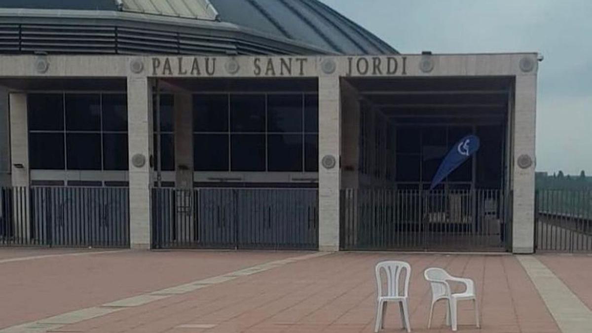 Les dues cadires de la portada de ‘Debí tirar más fotos’, àlbum de Bad Bunny, col·locades davant el Palau Sant Jordi. | EL PERIÓDICO Les dues cadires de la portada de ‘Debí tirar más fotos’, àlbum de Bad Bunny, col·locades davant el Palau Sant Jordi. | EL PERIÓDICO