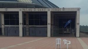 Les dues cadires de la portada de ‘Debí tirar más fotos’, àlbum de Bad Bunny, col·locades davant el Palau Sant Jordi. | EL PERIÓDICO
