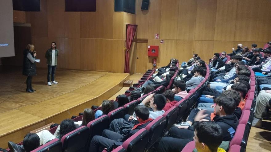 Estudiantes redondelanos en la presentación de las proyecciones en el Multiusos. / FdV