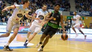 Andrés Féliz controla la pelota durante el partido ante el Obradoiro.