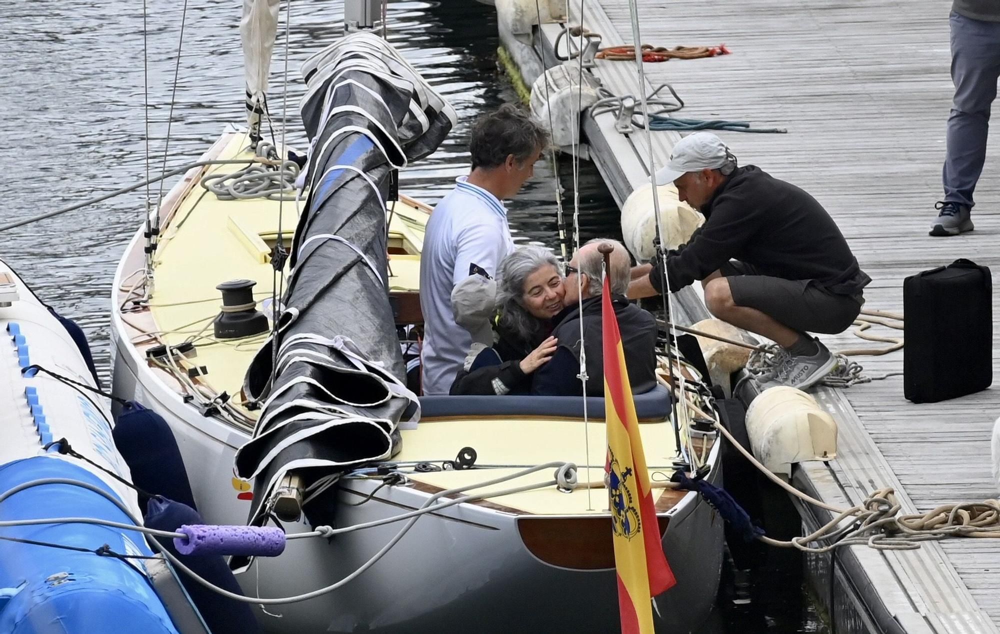 El rey emérito abandona Galicia después de que el viento y las olas le impidiesen navegar