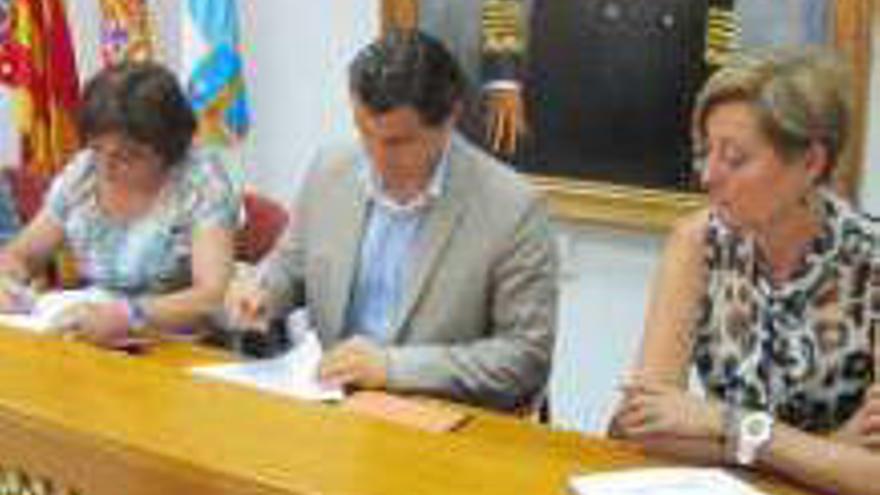 Firma del convenio, ayer.