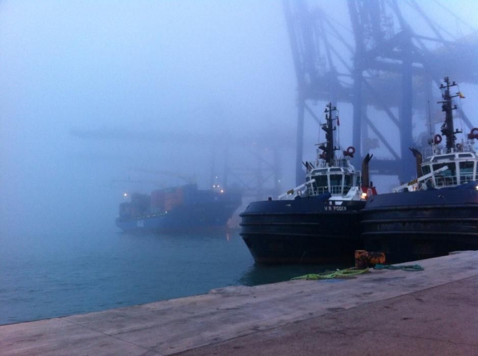 Imágenes del Puerto de Valencia bajo una intensa niebla.