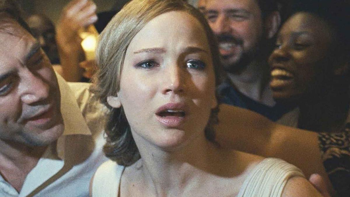 Mother (Jennifer Lawrence) aterrada por la situación que está viviendo