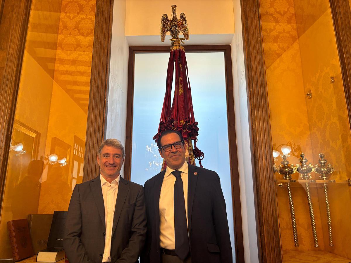 El alcalde junto al nuevo síndico