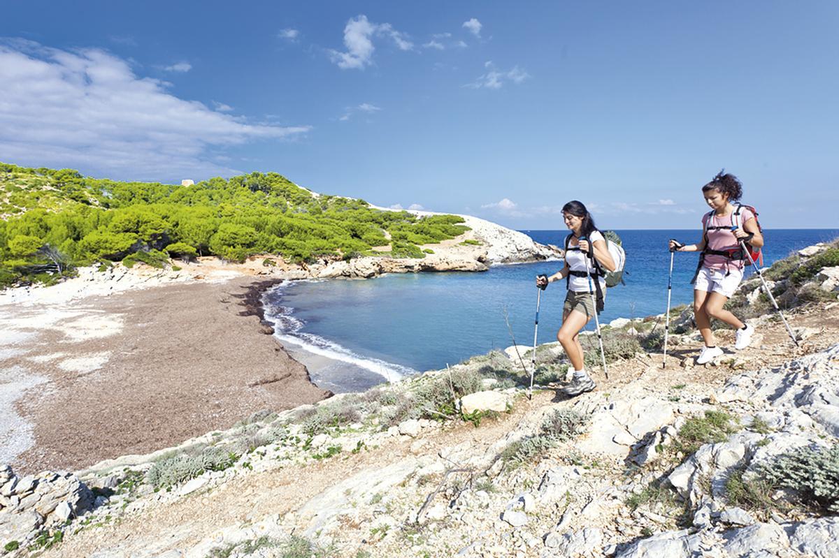 Senderistas en cala Matzoc