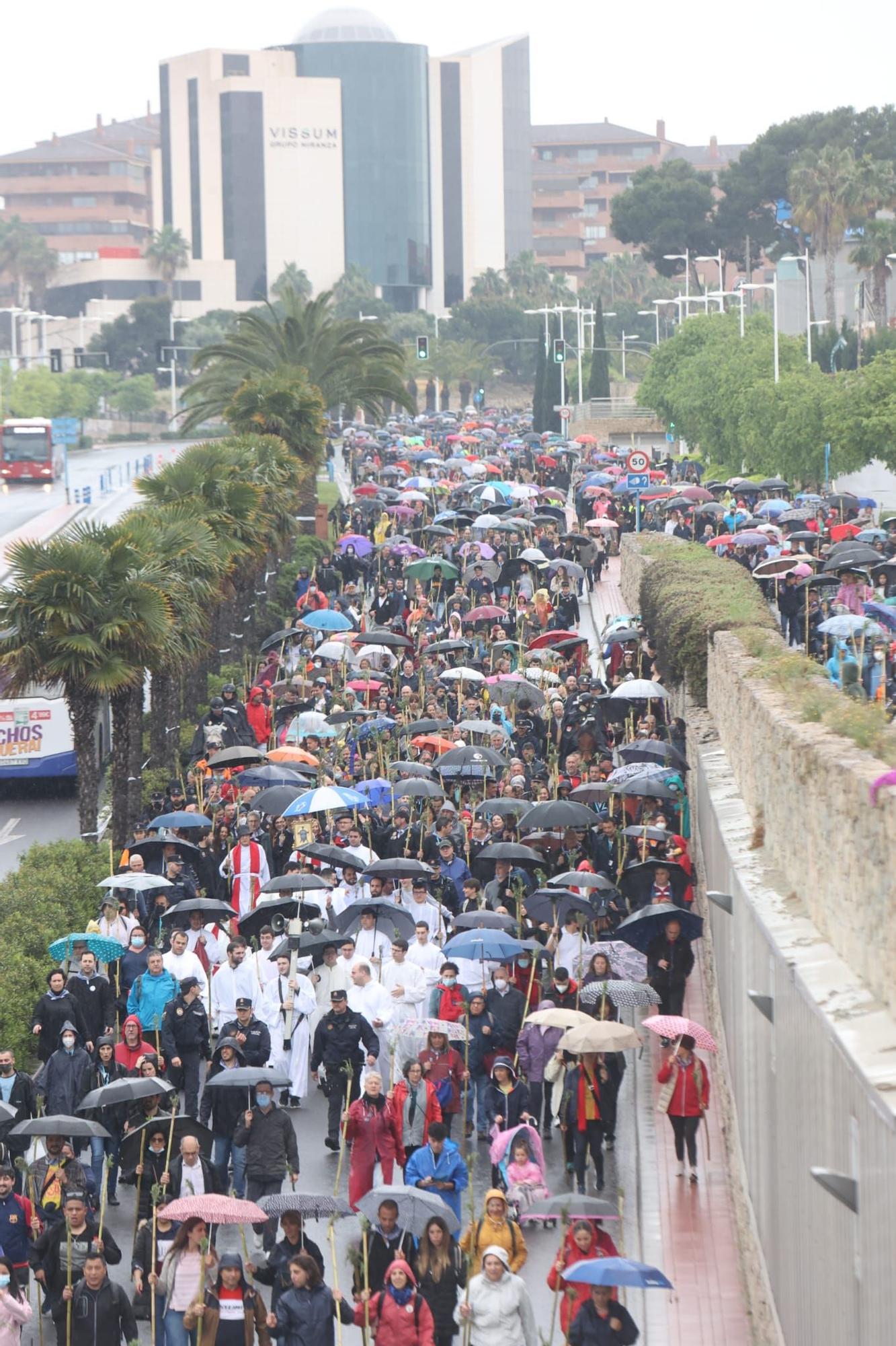 Miles de alicantinos acompañan a la Santa Faz en su peregrinación pese a la lluvia