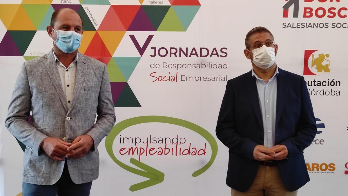 El delegado de Empleo en la Diputación de Córdoba, Miguel Ruz (izda.), y el director territorial de la Fundación Don Bosco Salesianos Social, Antonio Ruiz Herrera.
