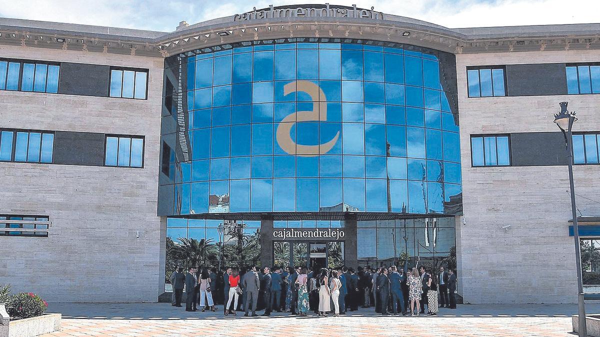 Fachada de las oficinas centrales de Cajalmendralejo.