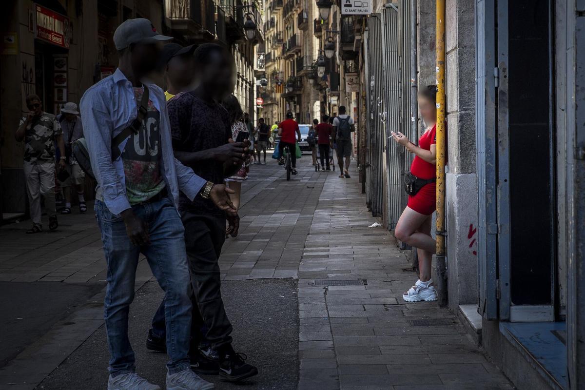 Una mujer en situación de prostitución en la calle Robadors del Raval, en Barcelona.