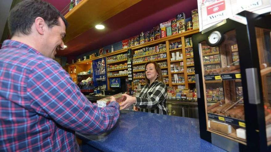 Un hombre compra ayer tabaco en un estanco de Poio, una de las 71 expendedurías que hay en la comarca de Pontevedra. // Gustavo Santos