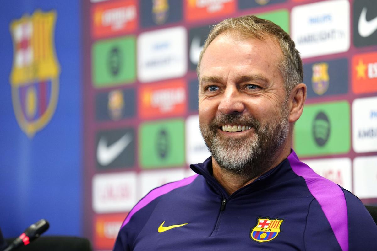 Hansi Flick, relajado en rueda de prensa