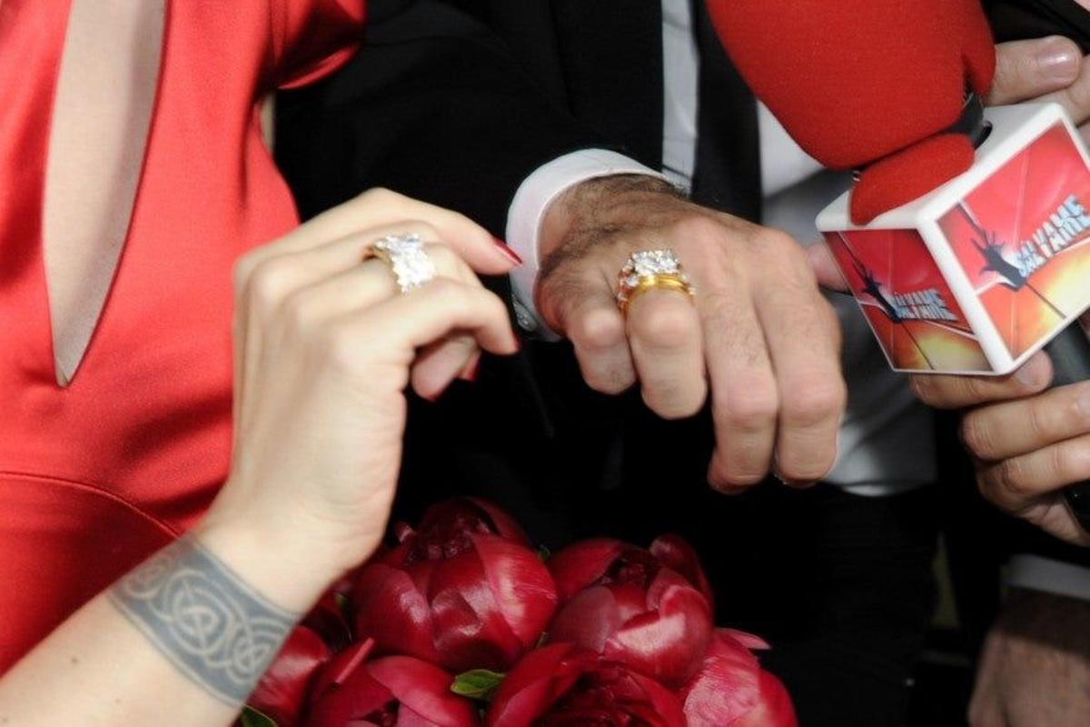 Alaska y Mario Vaquerizo enseñando sus anillos