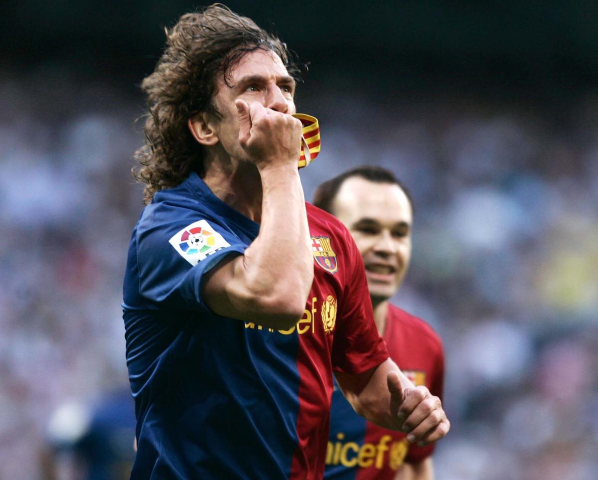 vertical derecha. carles puyol. barça. liga españa 2008/2009 real madrid - barça. deportiva euforia 2008/2009 solo beso brazalete capitan. santiago bernabeu
