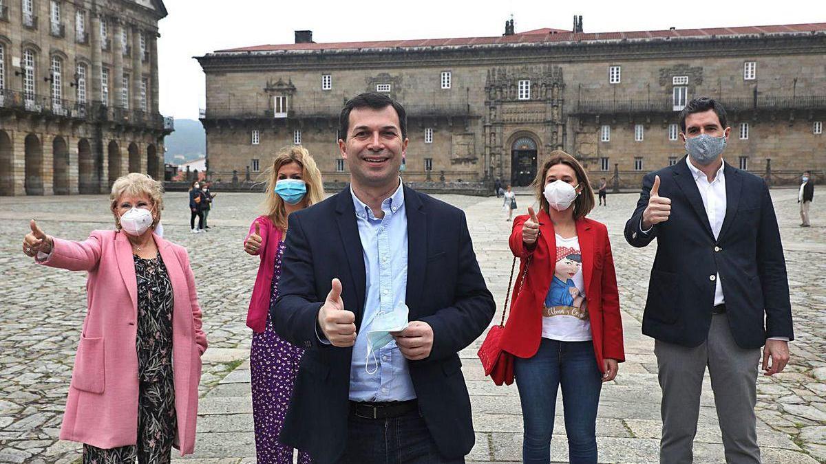 Gonzalo Caballero y sus cabezas de lista, ayer, en la Praza do Obradoiro, en Santiago.