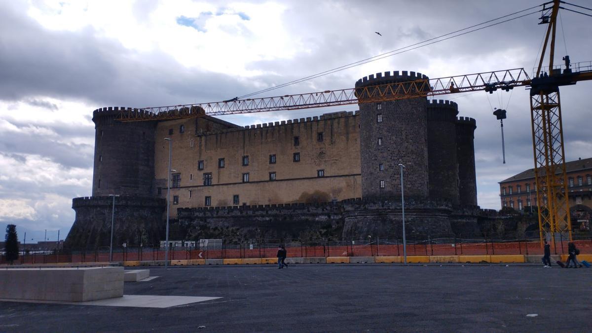 Castillo Nuevo de Nápoles, de una superficie espectacular, reina sobre la bahía y fue un gran fortín en la Edad Moderna.