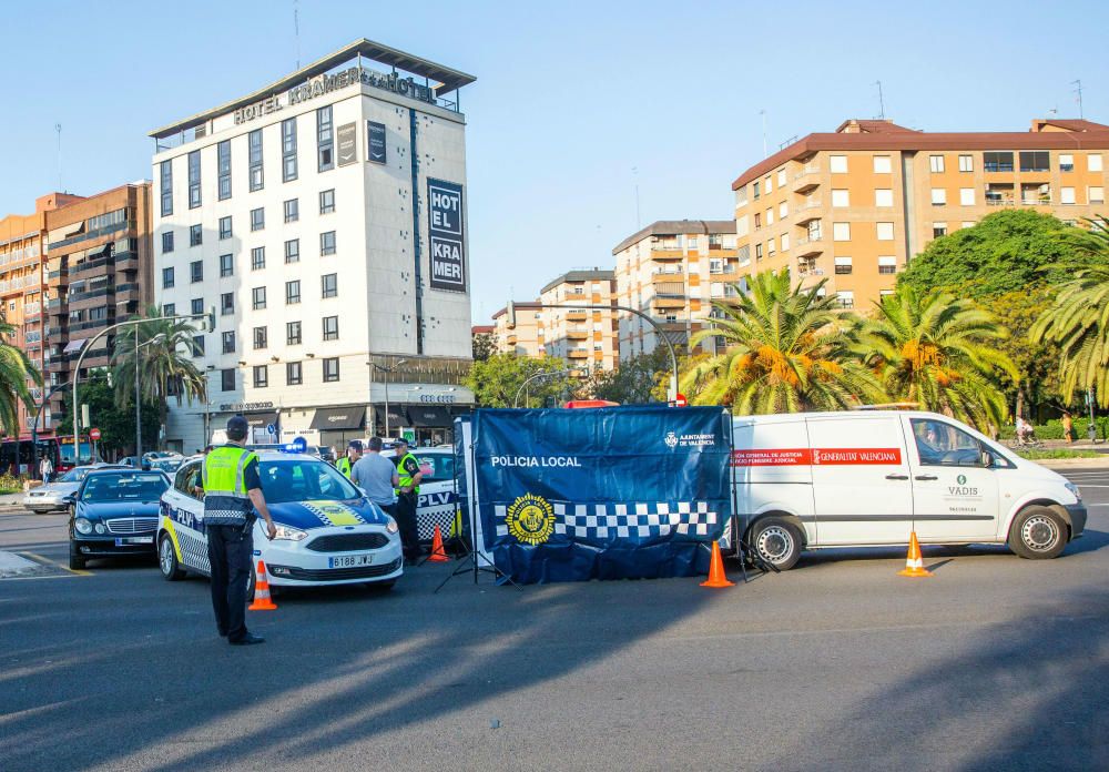 Una mujer de 52 años ha perdido hoy la vida al ser atropellada por un coche en la avenida Pío XII de València.