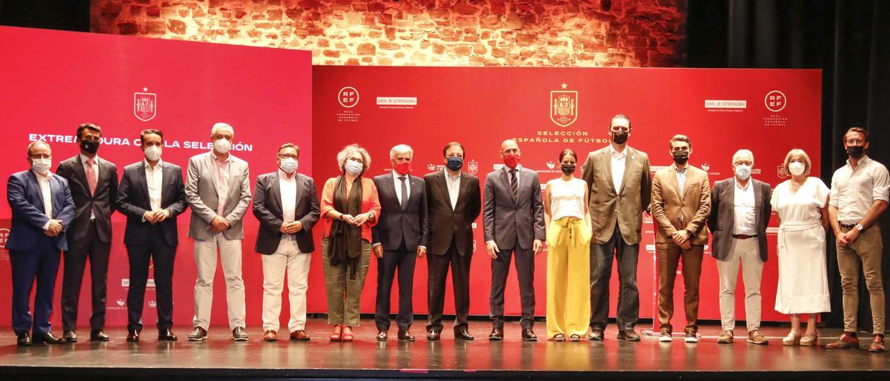 Autoridades presentes en el acto del Gran Teatro de Cáceres.