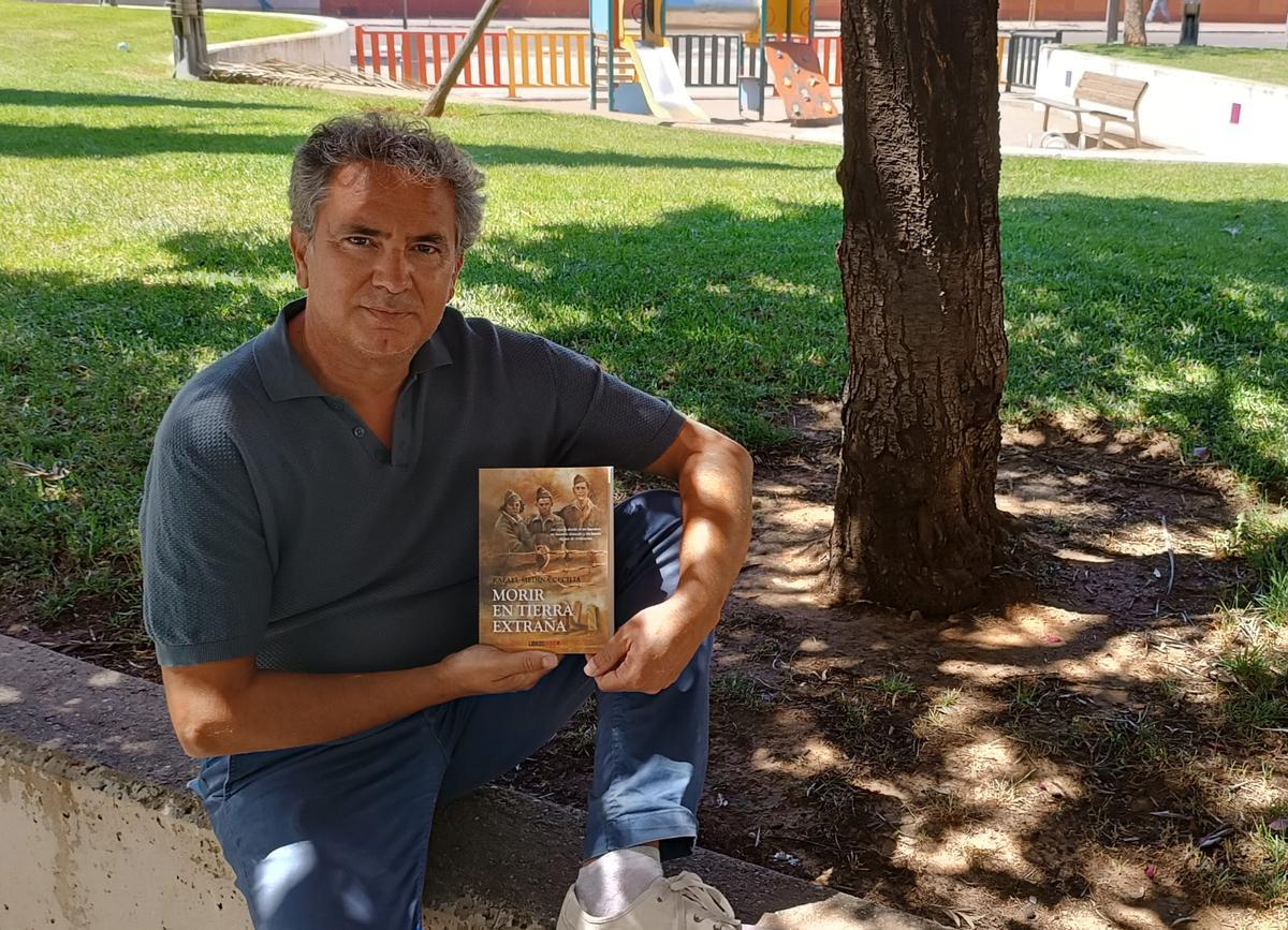 Rafael Medina junto a su novela 'Morir en tierra extraña'