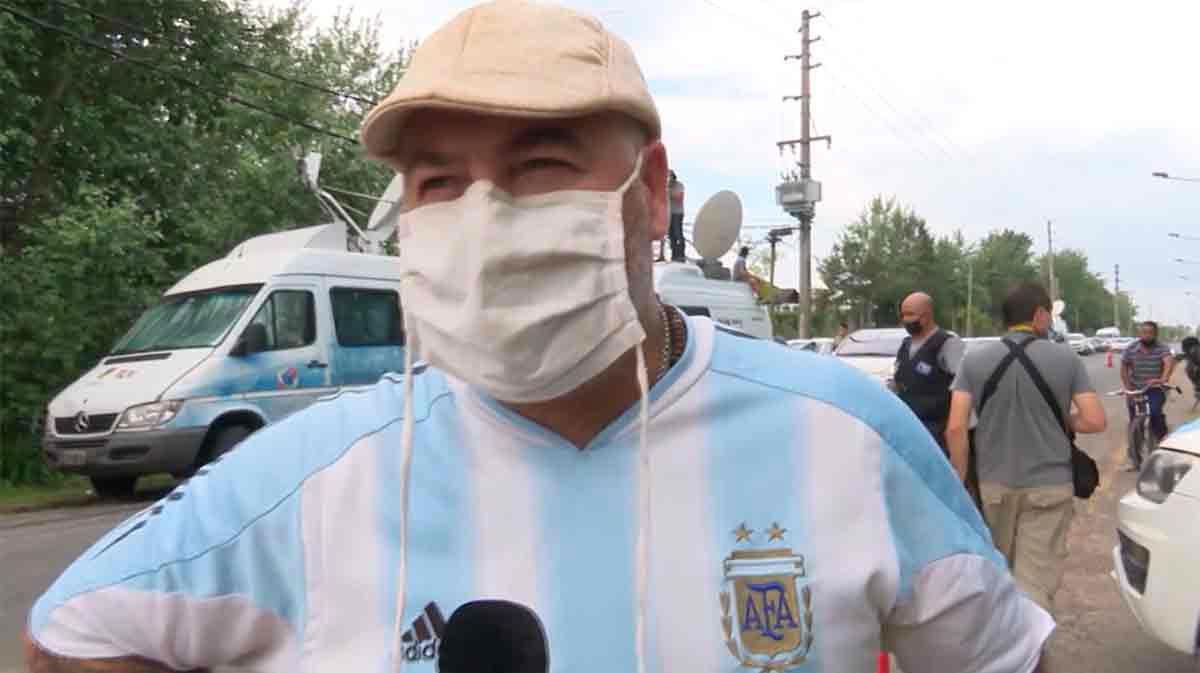 Aficionados argentinos frente a la casa de Maradona: Se murió el fútbol