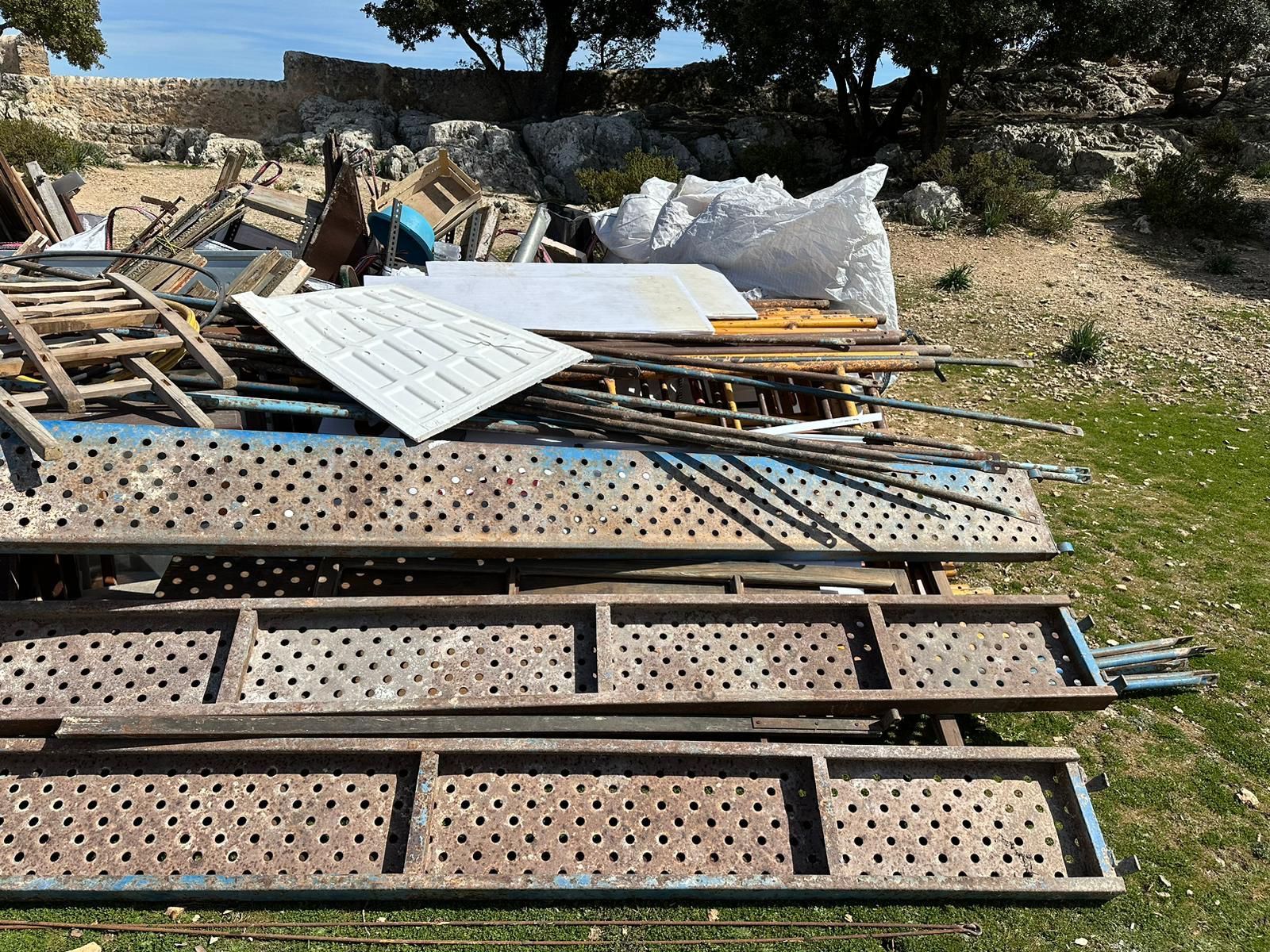 La retirada de residuos del Castell d'Alaró, en imágenes