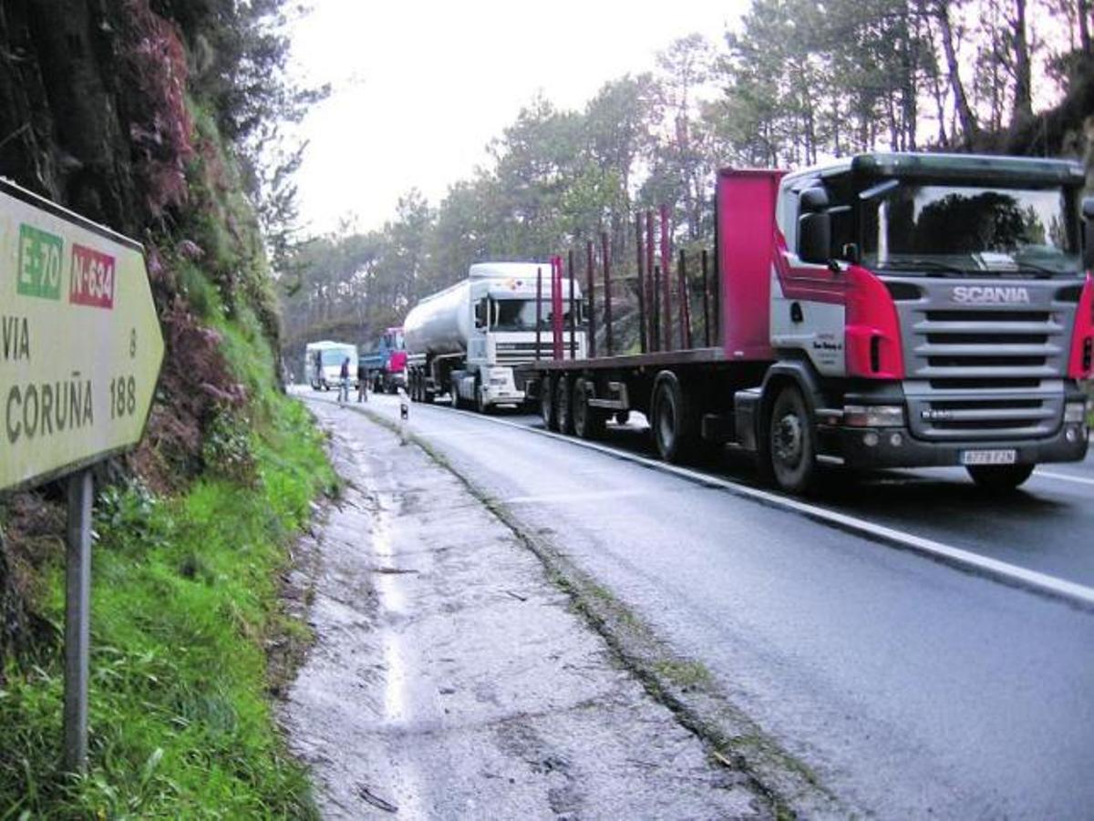La xarda tapona la carretera de la costa