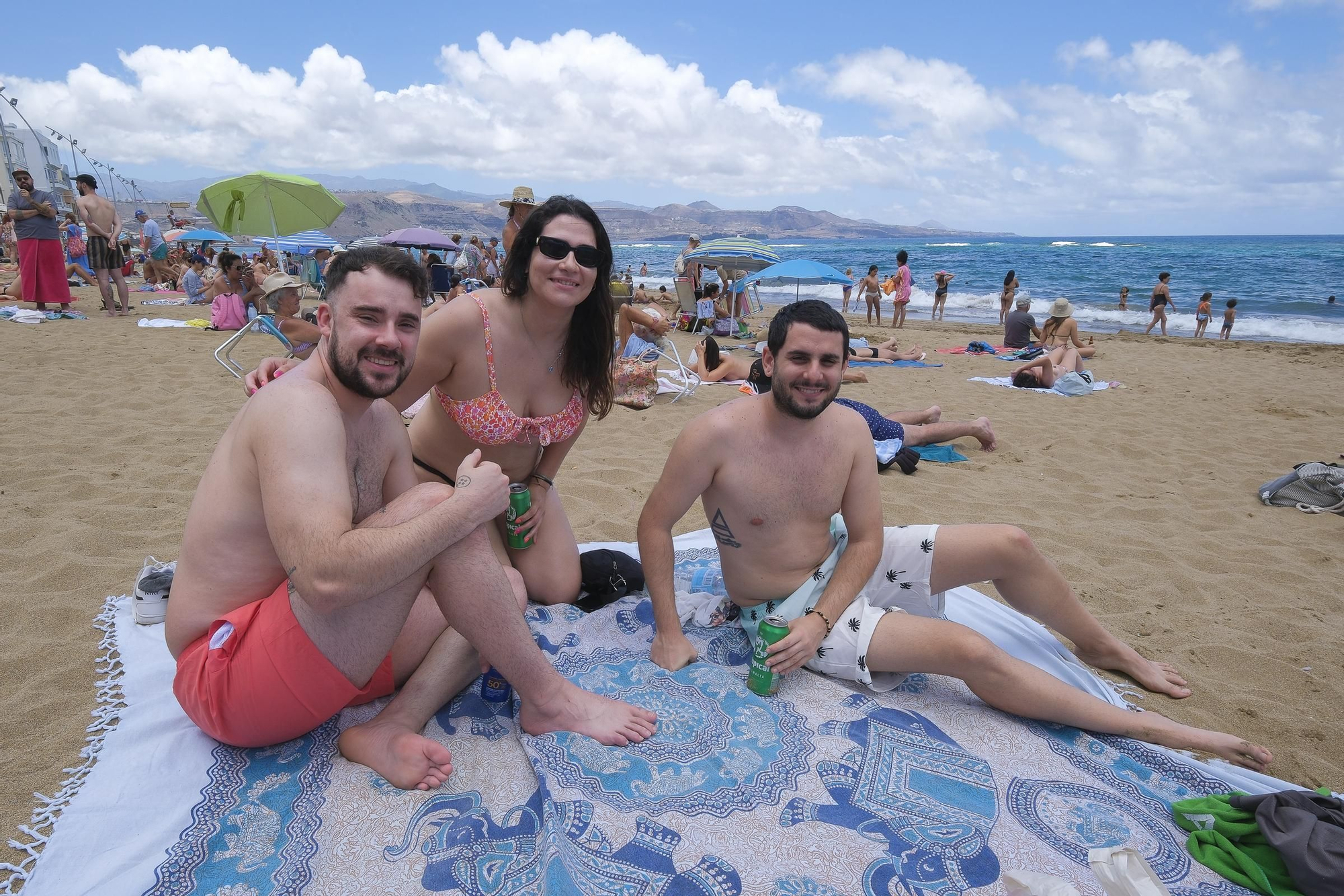 La Playa de Las Canteras se llena por San Juan