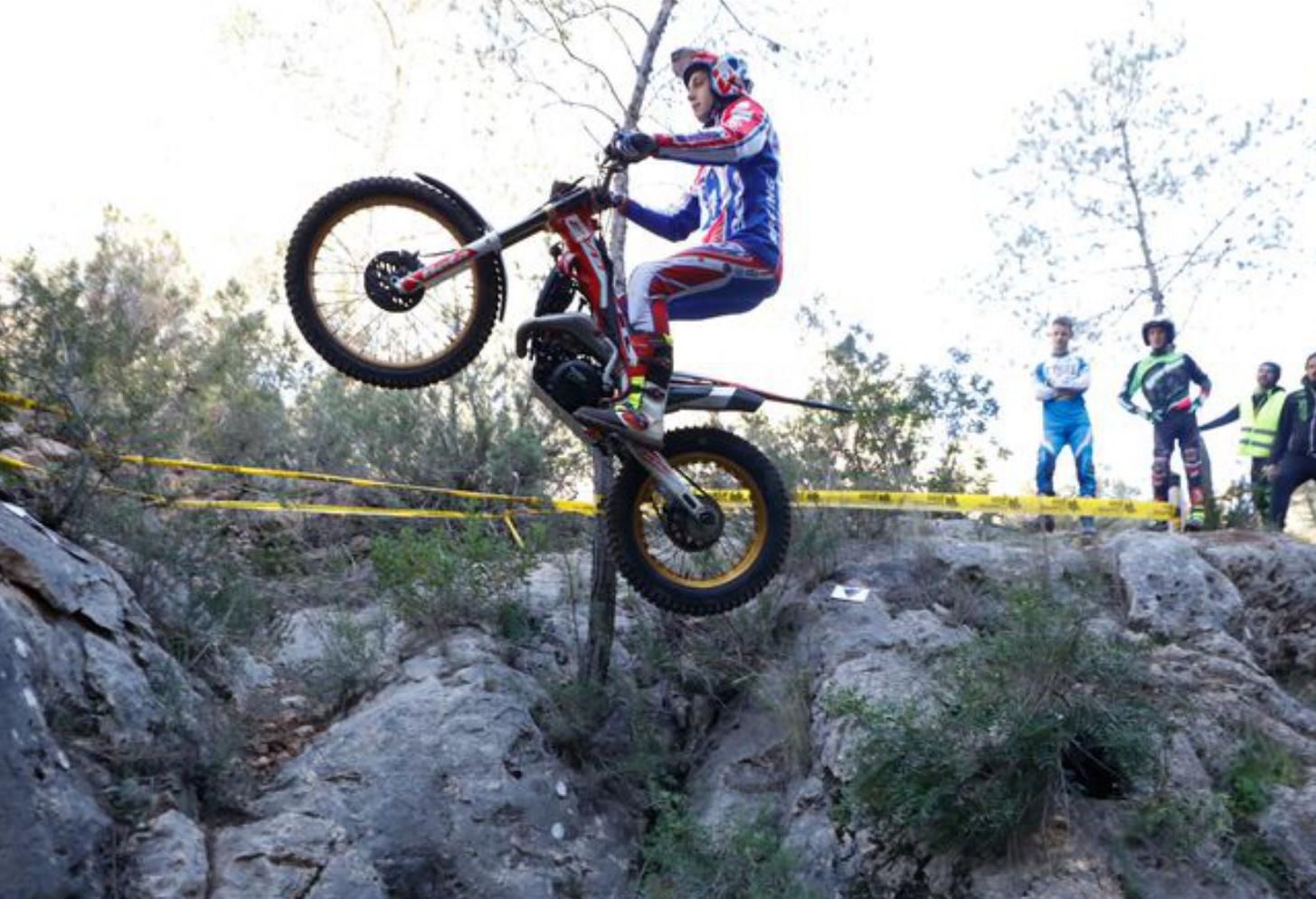 Un espectacular salto para superar una quebrada.