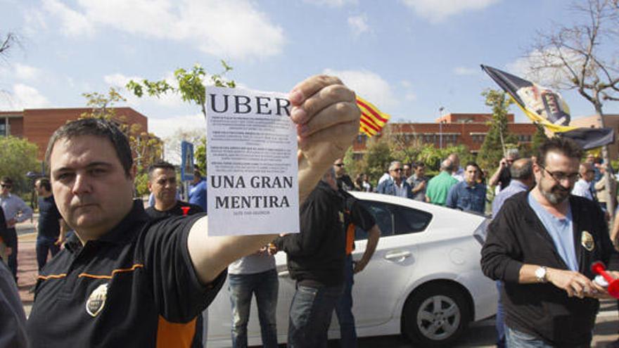 La UE se posiciona con los taxistas españoles y considera Uber una plataforma de transporte