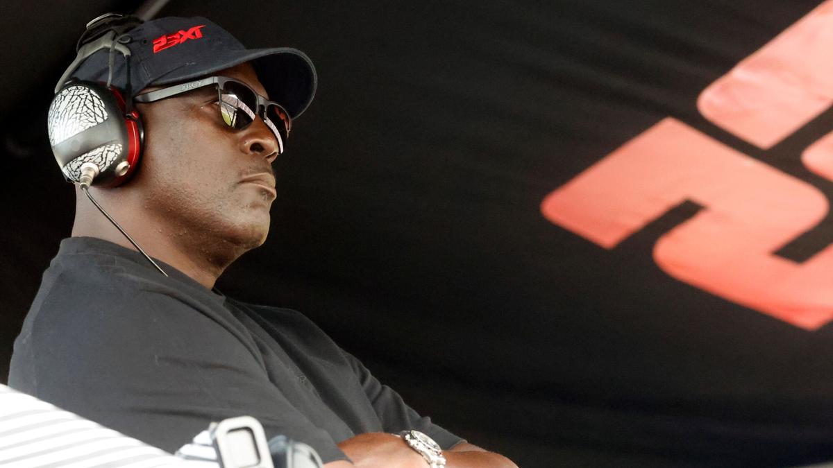 Michael Jordan, co-propietario de 23XI Racing, sentado durante el NASCAR Cup Series en 2024.